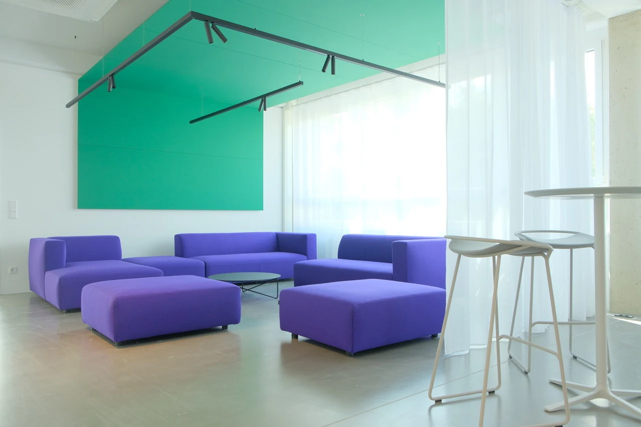 Ear_offices_bonyt6sit6echhxqggic_jpeg