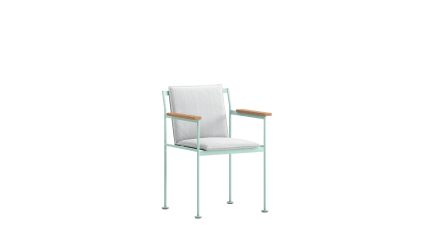 Stolica s drvenim rukonaslonima i jastukom